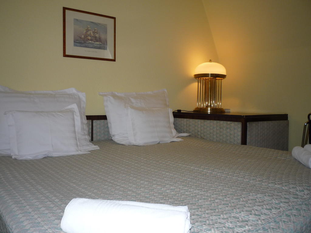 Kaloz Fregatt Panzio & Etterem Hotel Tata Room photo